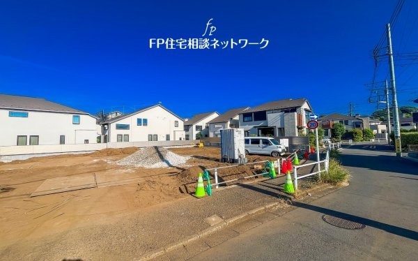 外観:前面道路含む現地土地写真