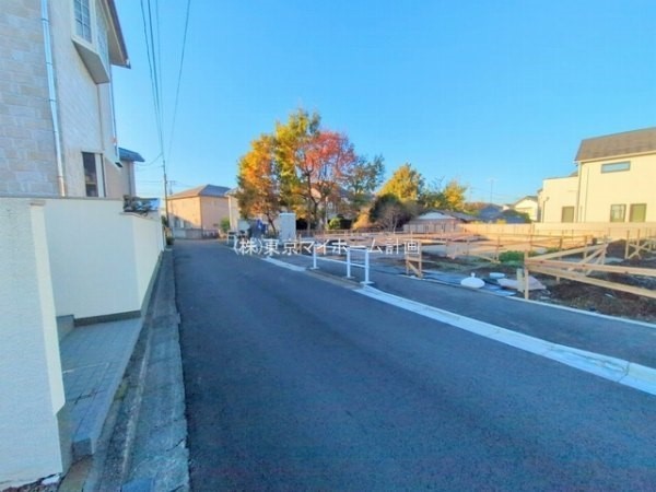 外観:前面道路含む現地外観写真（建築中）