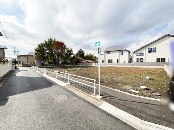 外観:前面道路含む現地土地写真