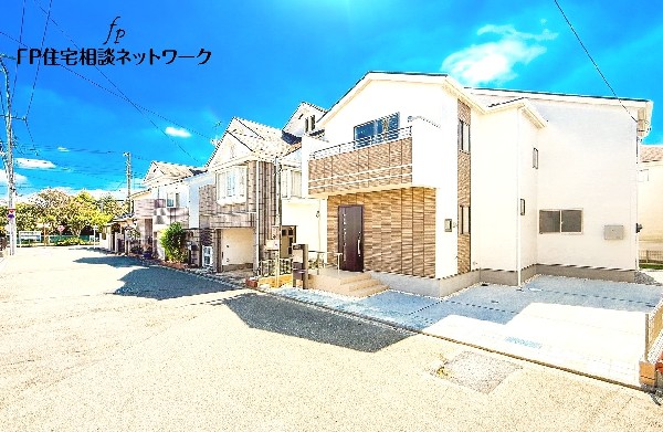 外観:前面道路含む現地外観写真