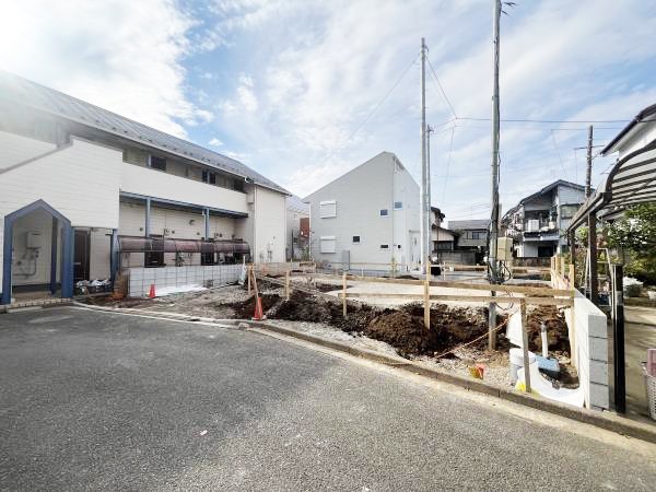 外観:前面道路含む現地外観写真（建築中）