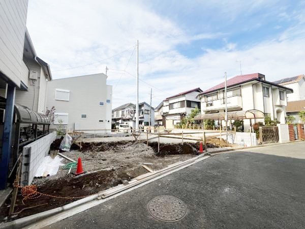 外観:前面道路含む現地外観写真（建築中）