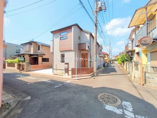 外観:前面道路含む現地外観写真