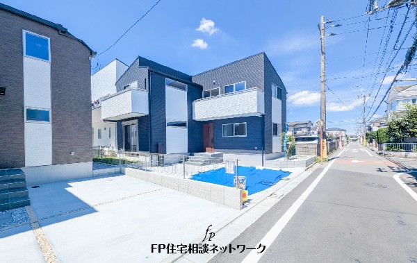 外観:前面道路含む現地外観写真