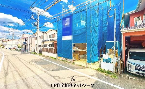 外観:前面道路含む現地外観写真（建築中）