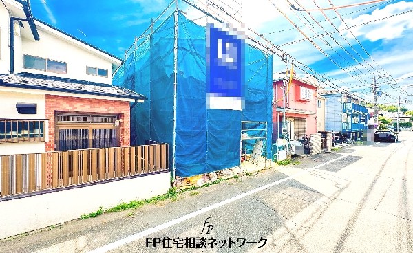 外観:前面道路含む現地外観写真（建築中）