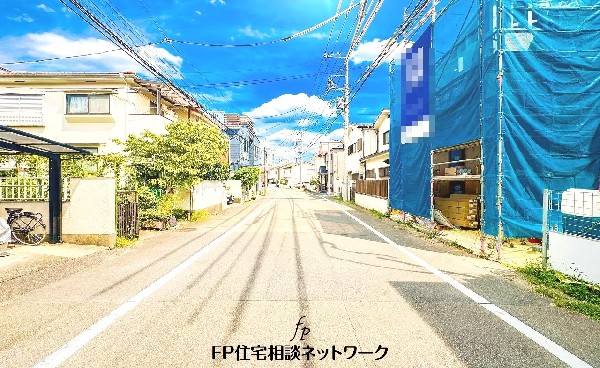 外観:前面道路含む現地外観写真（建築中）