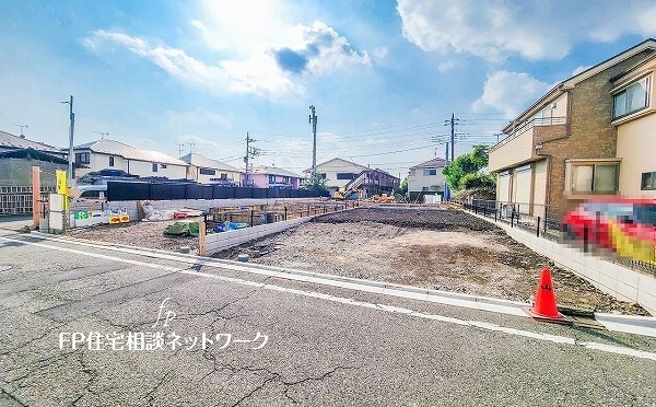 外観:前面道路含む現地外観写真（建築中）
