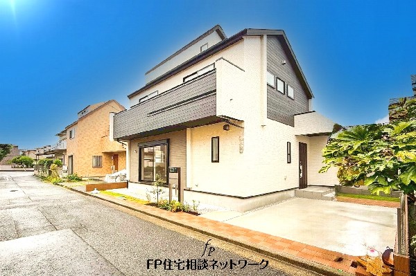 外観:前面道路含む現地外観写真