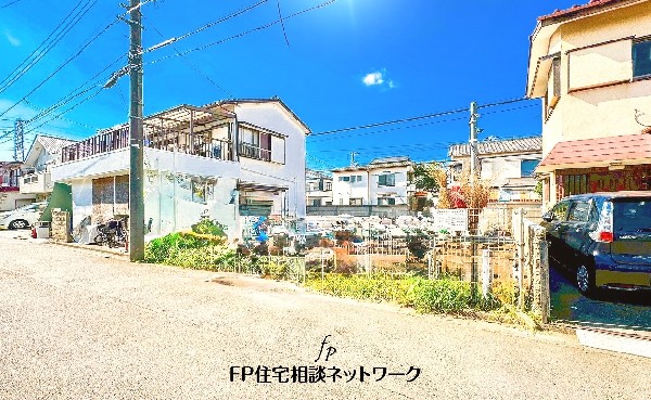 外観:前面道路含む現地土地写真