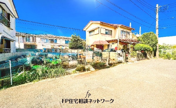 外観:前面道路含む現地土地写真