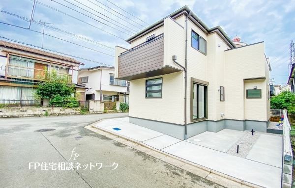 外観:前面道路含む現地外観写真