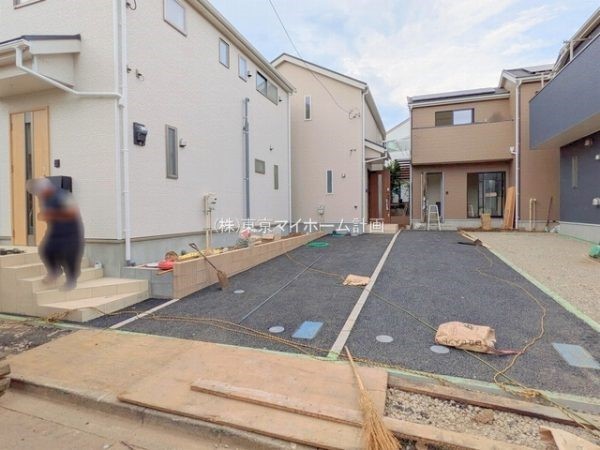 外観:前面道路含む現地外観写真