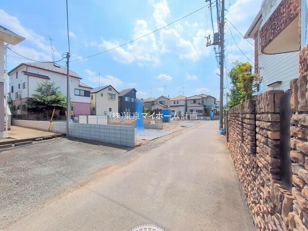 外観:前面道路含む現地土地写真