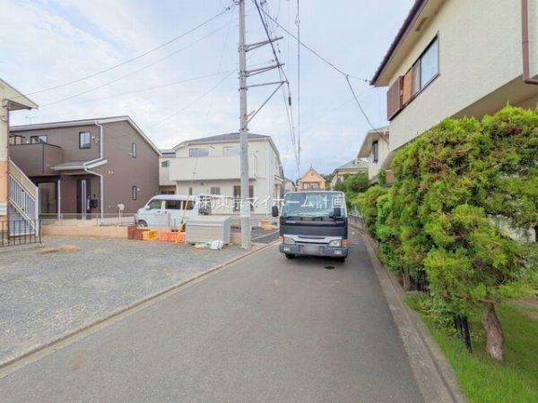 外観:前面道路含む現地外観写真