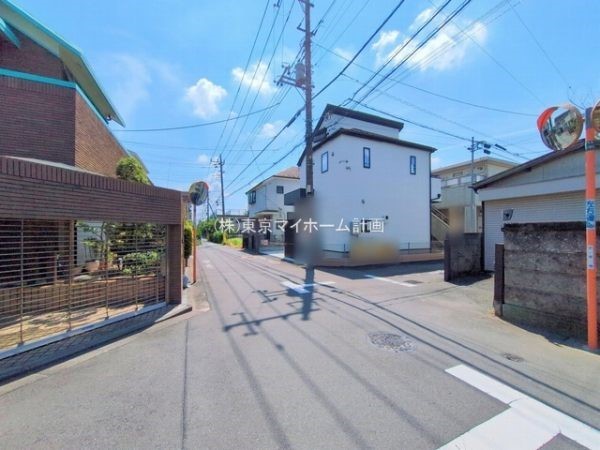 外観:前面道路含む現地外観写真