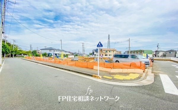 外観:前面道路含む現地土地写真