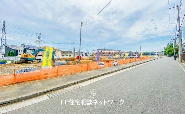 外観:前面道路含む現地土地写真