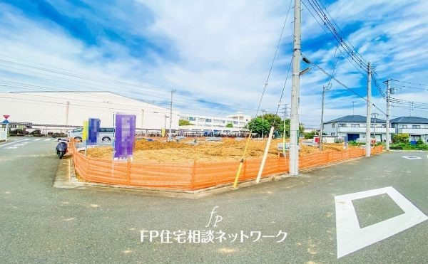 外観:前面道路含む現地土地写真