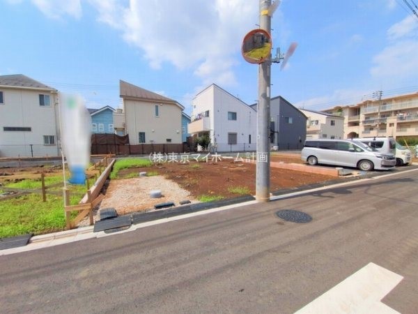 外観:前面道路含む現地土地写真