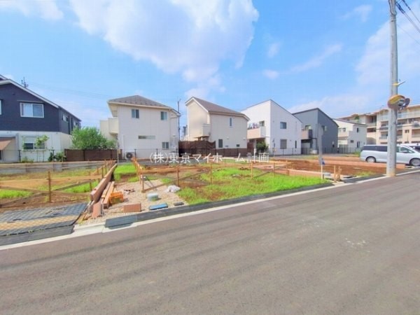 外観:前面道路含む現地外観写真