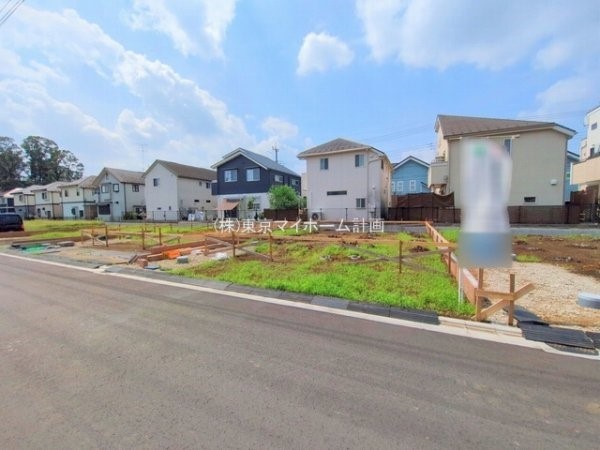外観:前面道路含む現地土地写真