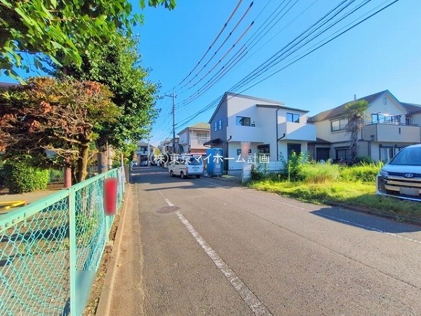 外観:前面道路含む現地外観写真