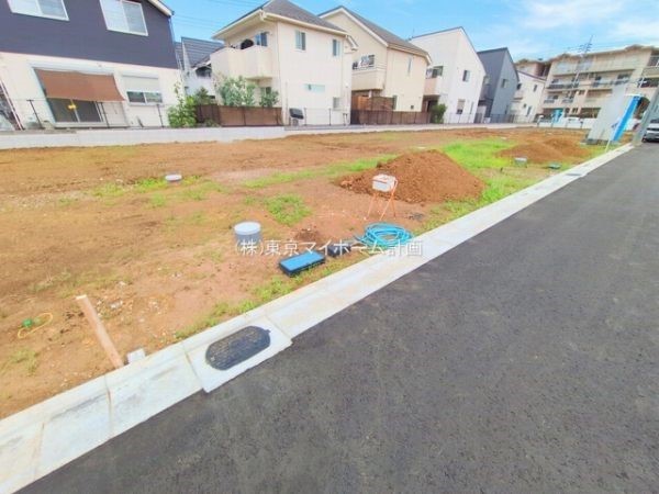 外観:前面道路含む現地土地写真