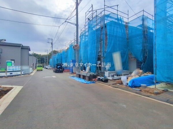 外観:前面道路含む現地外観写真（建築中）