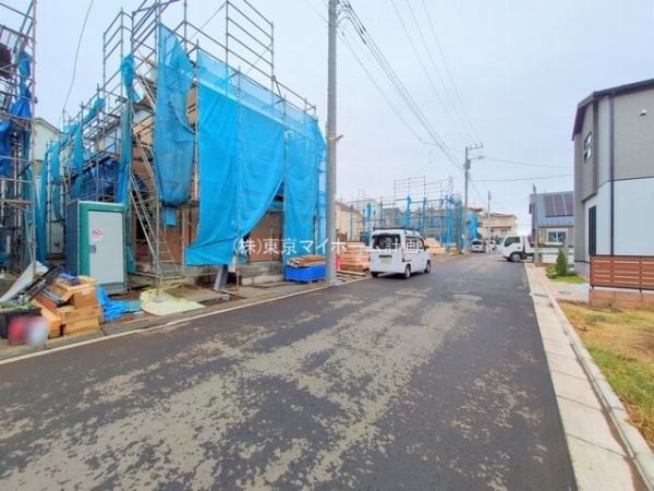 外観:前面道路含む現地外観写真（建築中）