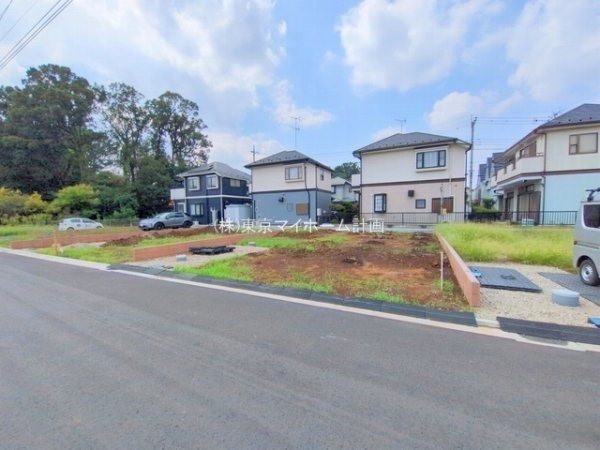 外観:前面道路含む現地外観写真