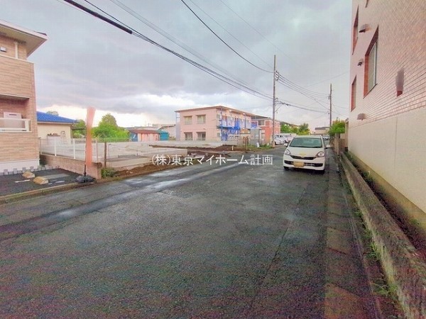 外観:前面道路含む現地外観写真（建築中）