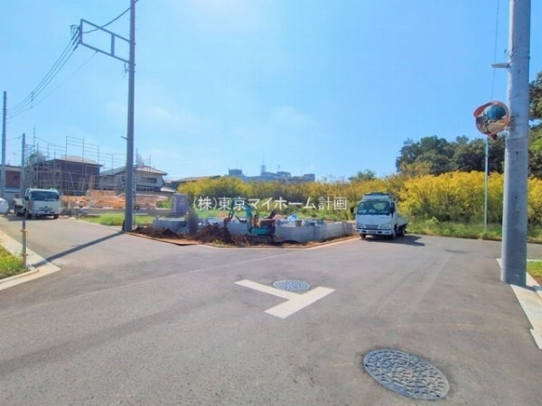 外観:前面道路含む現地外観写真（建築中）