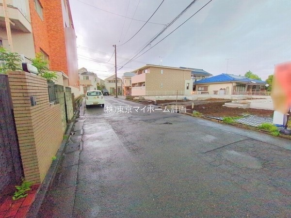 外観:前面道路含む現地外観写真（建築中）