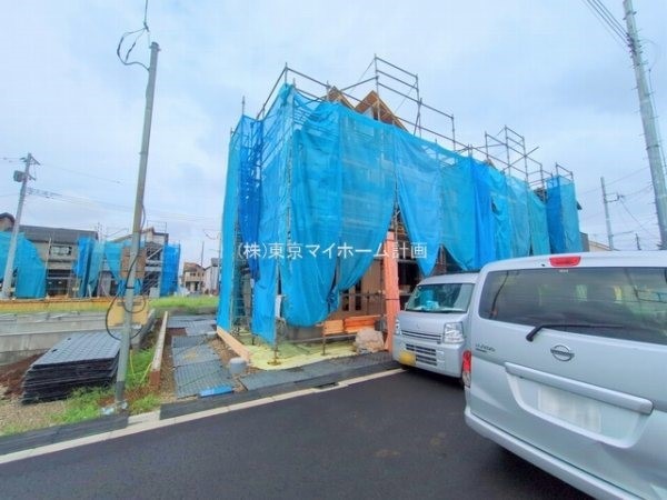 外観:前面道路含む現地外観写真（建築中）