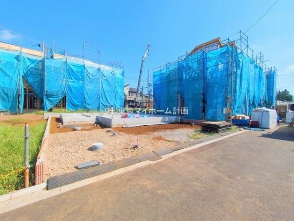 外観:前面道路含む現地外観写真（建築中）