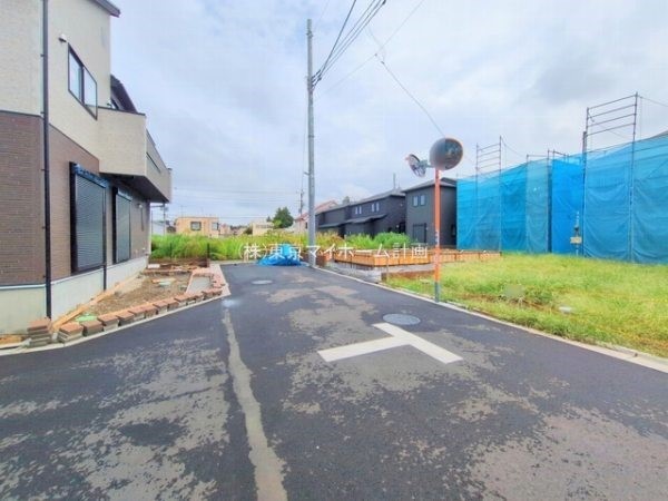 外観:前面道路含む現地外観写真（建築中）