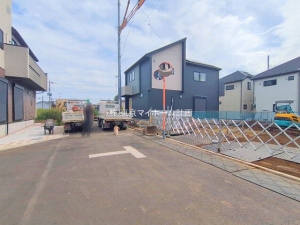 外観:前面道路含む現地外観写真