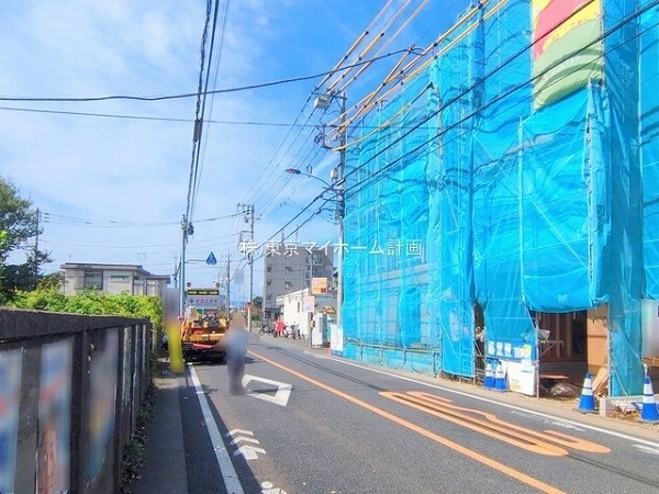外観:前面道路含む現地外観写真（建築中）