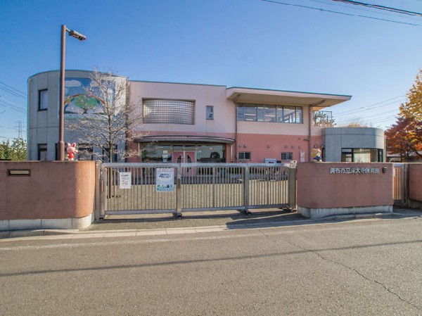 周辺環境:深大寺保育園(延長保育、一時保育を行っているほか、就学前の子供と保護者に地域交流室と地域交流園庭を開放している保育園です。)