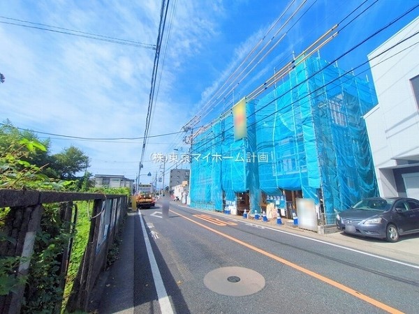 外観:前面道路含む現地外観写真（建築中）