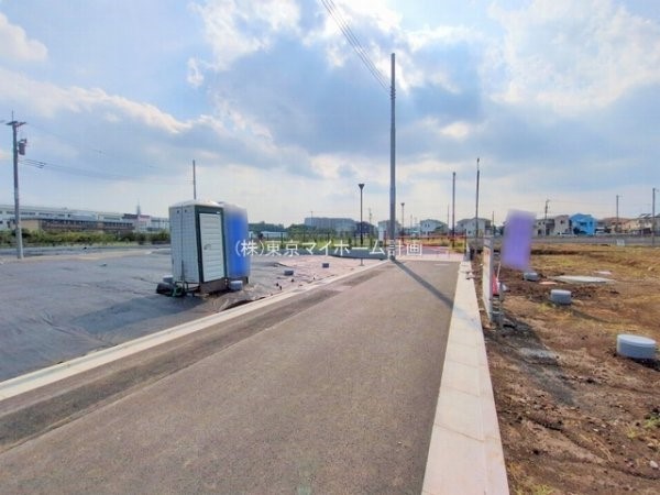 外観:前面道路含む現地土地写真
