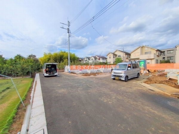 外観:前面道路含む現地外観写真（建築中）