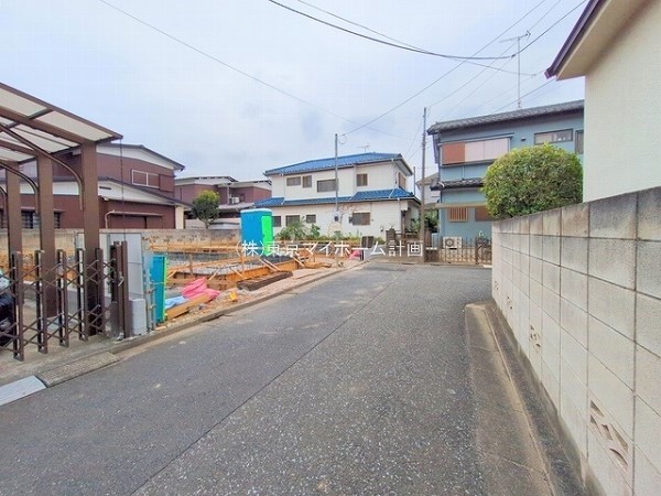 外観:前面道路含む現地外観写真（建築中）