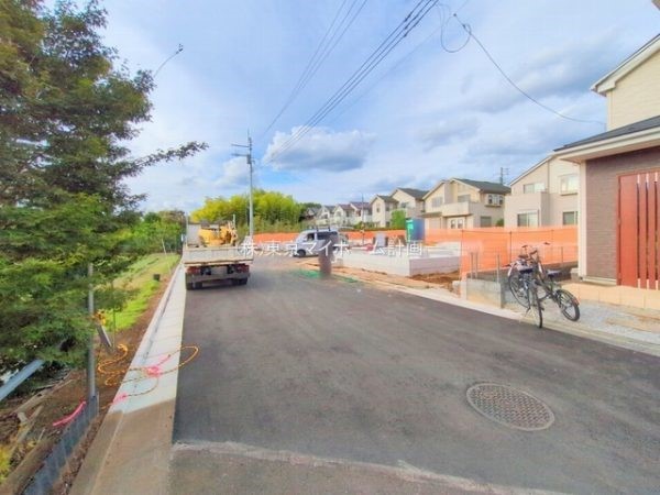 外観:前面道路含む現地外観写真（建築中）