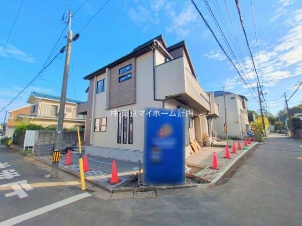 外観:前面道路含む現地外観写真