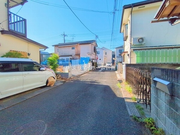 外観:前面道路含む現地外観写真（建築中）