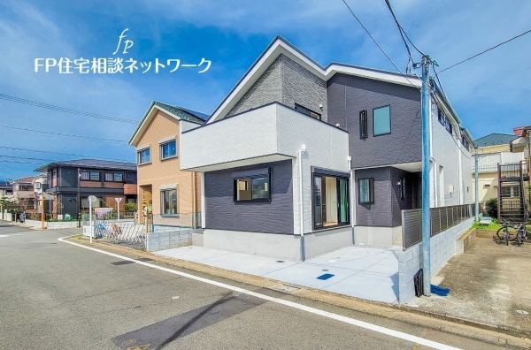 外観:前面道路含む現地外観写真