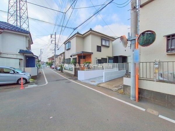 外観:前面道路含む現地外観写真