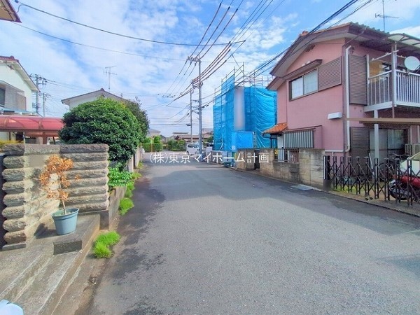 外観:前面道路含む現地外観写真（建築中）